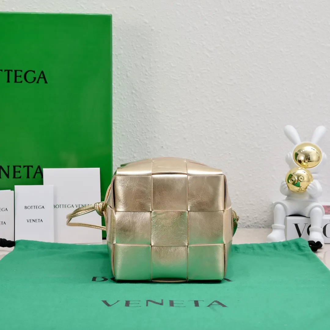 Batch 1460 large size/pure gold 🔻Bottega veneta* new woven small bucket bag latest series # The square bag shape is matched with classic woven elements, drawstring design, minimalism, and has a particularly large capacity. Every color is beautiful, it is simple and elegant but has a cool style. Both men and women can control it, and the upper body is fashionable and classy! Style number: 6612# Large size; 18*14*14cm